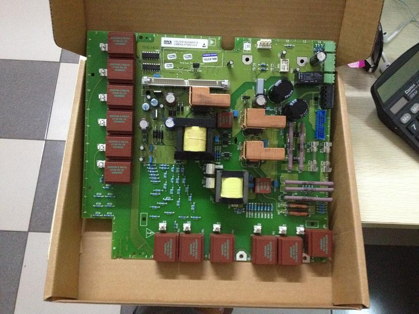 可编程逻辑控制器简称PLC(英文全称:Programmable Logic Controller)。随着科学技术的发展,为适应多品种,小批量生产的需求而产生发展起来的一种新型的工业控制装置 。1.现场输入接口电路由光耦合电路和微机的输入接口电路,作用是PLC与现场控制的接口界面的输入通道。2.现场输出接口电路由输出数据寄存器、选通电路和中断请求电路集成,作用PLC通过现场输出接口电路向现场的执行部件输出相应的控制#。常用的I/O分类如下:开关量:按电压水平分,有220VAC、110VAC、24VDC,按