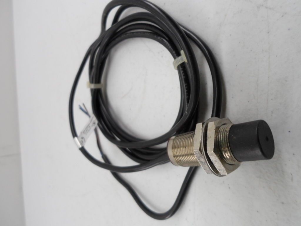 Allen-Bradley Proximity Sensor 872C-DH8NN18-E2 NEW NO BOX